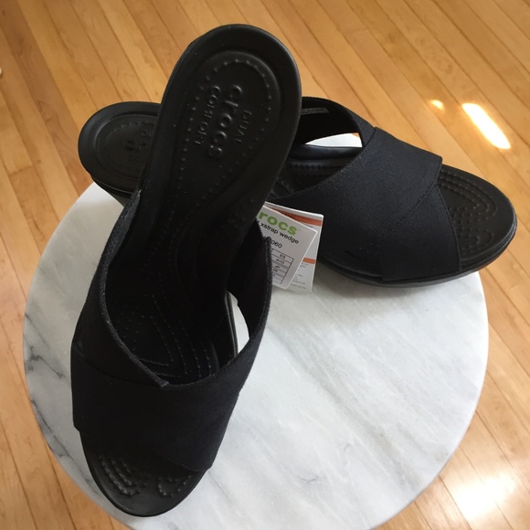 crocs leigh ii x strap wedge